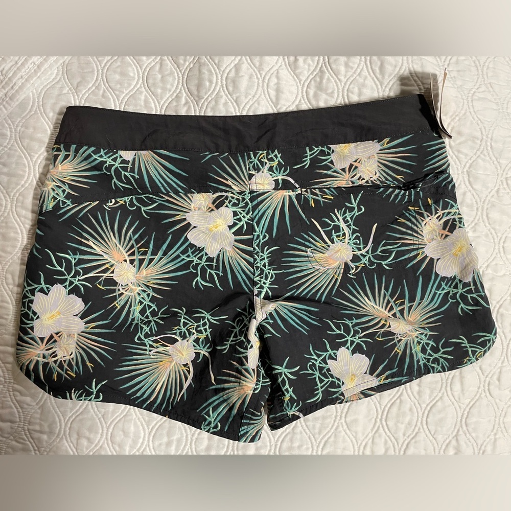 PATAGONIA- woman’s Wavefarer Boardshorts - 5" - NWT - Picture 2 of 4